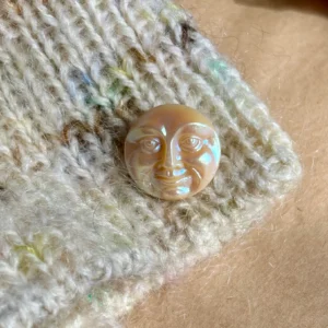 Sandfarvet glasknap med måne fra Fine detail - 18 mm
